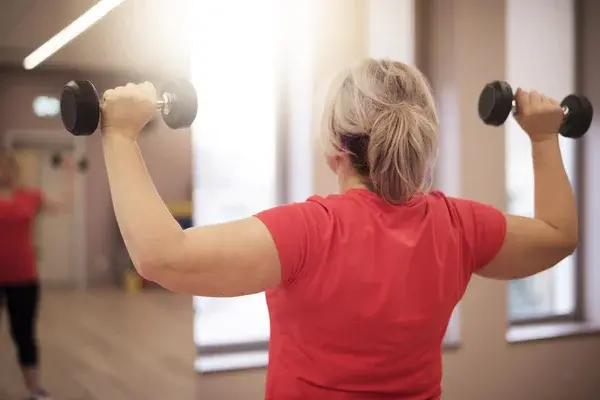 shoulder press women